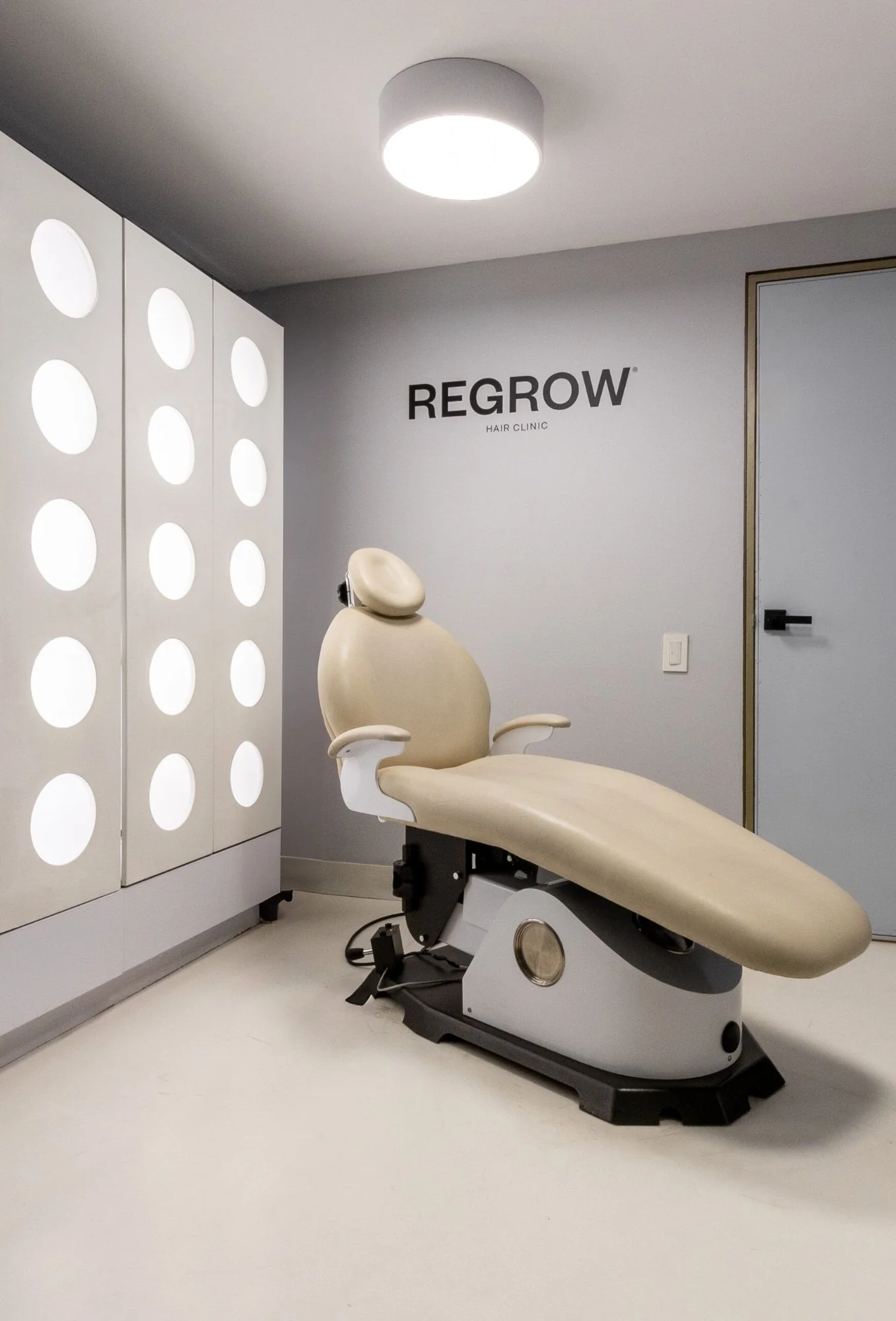 Amaya Hair Clinic FUE treatment room with procedure chair