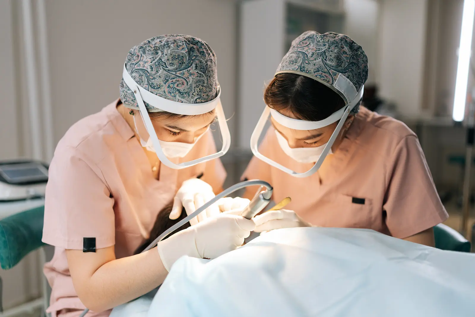 FUE hair transplant being performed in Bogotá Colombia — top hair transplant doctors